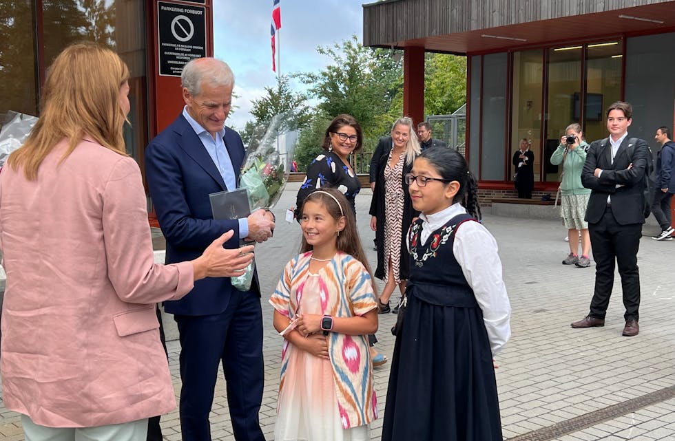 SPENTE FADDERE: Kunnskapsminister Tonje Brenna (Ap, f.v.) og statsminister Jonas Gahr Støre (Ap) møtte tre av fadderen som skal hjelpe førsteklassingene gjennom første skoleår.