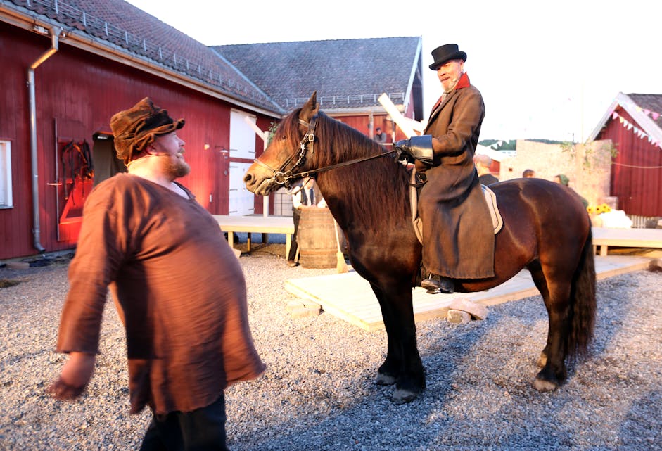 VÅTT MØTE: Skuespiller Stig Henrik Hoff klarte å holde maska der han satt i sadelen på hesten Borken. Men smilet lå på lur da fyllefanten Alfred dukket opp.