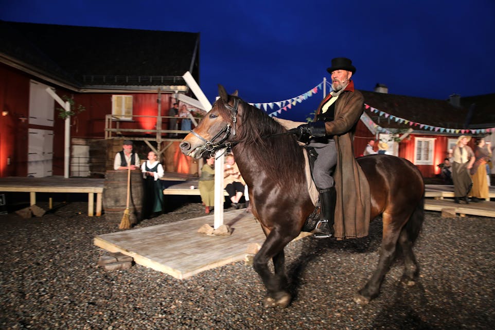I SADELEN: Stig Henrik Hoff som Sigurd kommer ridende inn på gårdstunet på hesten Bork. Også sistnevnte gjennomførte siste prøve i stor stil.