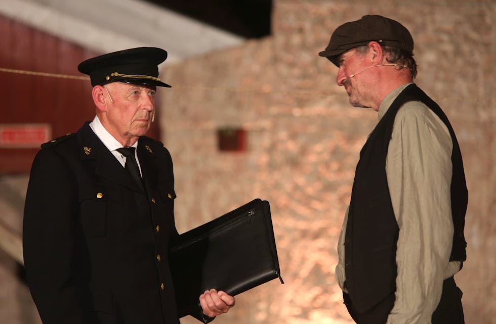 LOKAL AMATØR: Bjørn Haug som lensmann i møte med Paul-Ottar Haga som Alf Bondkall.