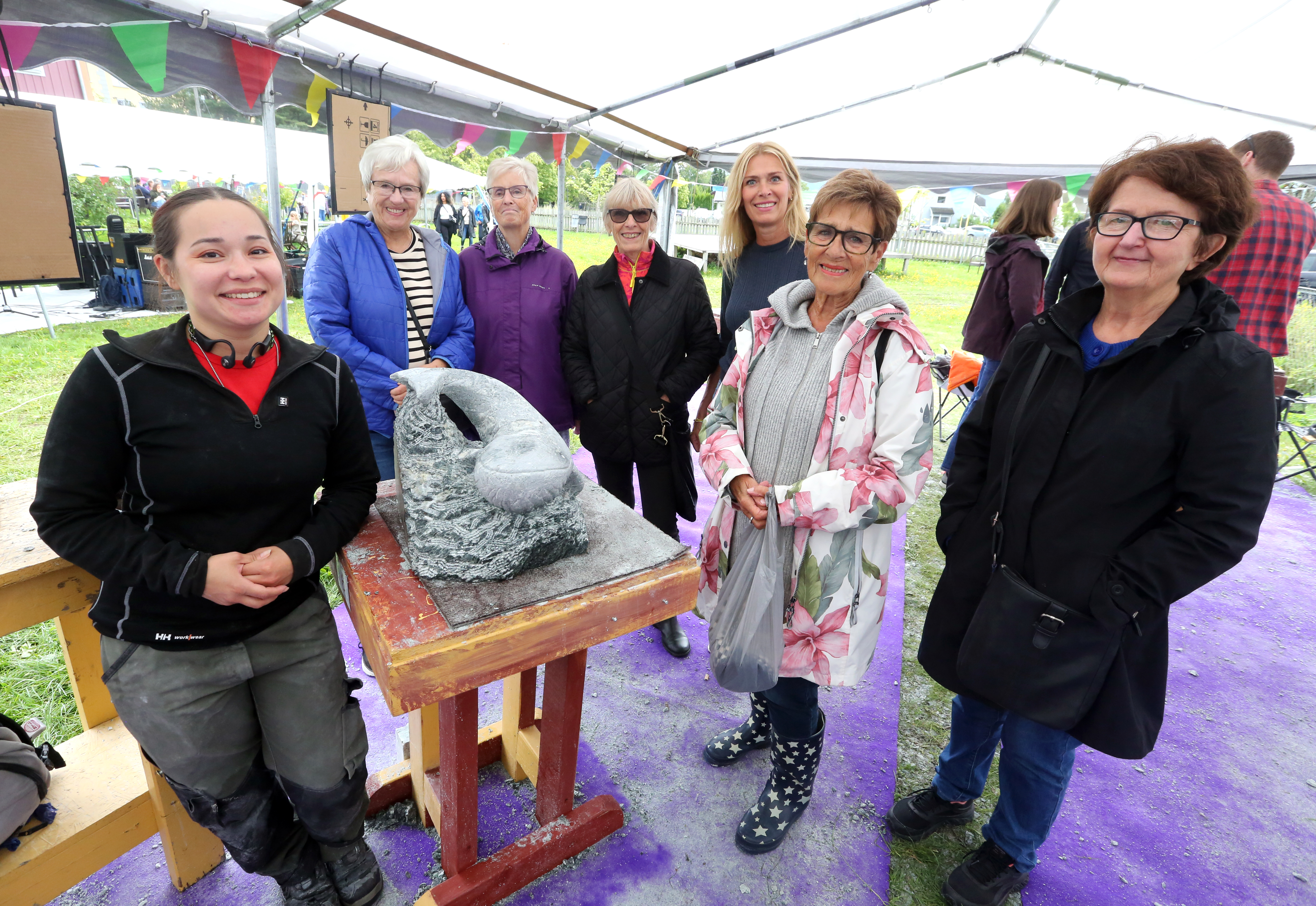 KUNSTINTERESSERTE DAMER: Maria «Scotty» Oberstein (f. v.) fikk besøk av Birgit Oguz, Torun Nelson, Unni Karlsen, Tonje Karlsen, Karin Lona og Eli Tørhaug fra Bergensveien som var enige om at "Scotty" hadde den beste skulpturen.