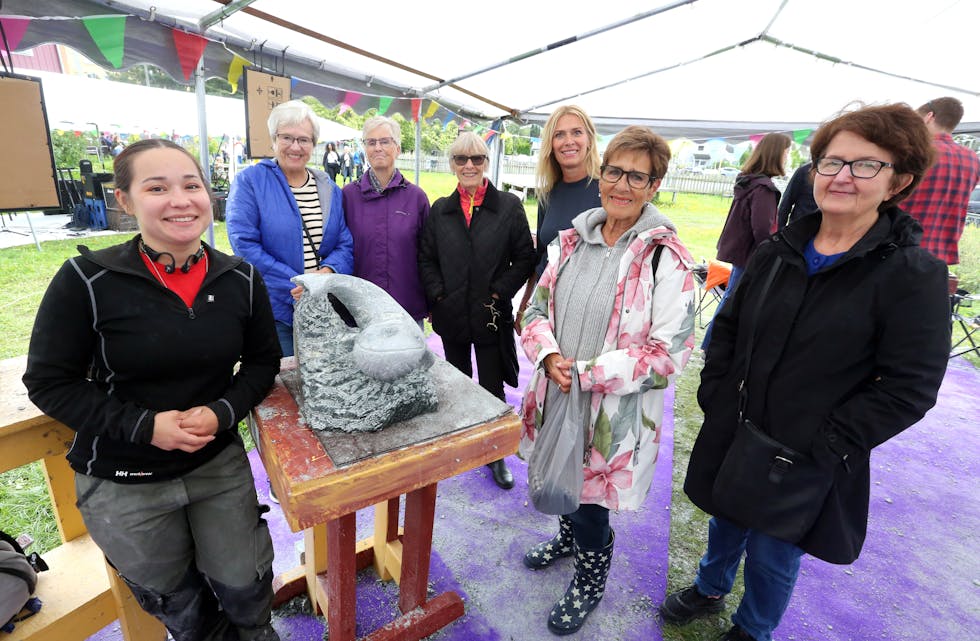 KUNSTINTERESSERTE DAMER: Maria «Scotty» Oberstein (f. v.) fikk besøk av Birgit Oguz, Torun Nelson, Unni Karlsen, Tonje Karlsen, Karin Lona og Eli Tørhaug fra Bergensveien som var enige om at "Scotty" hadde den beste skulpturen.
