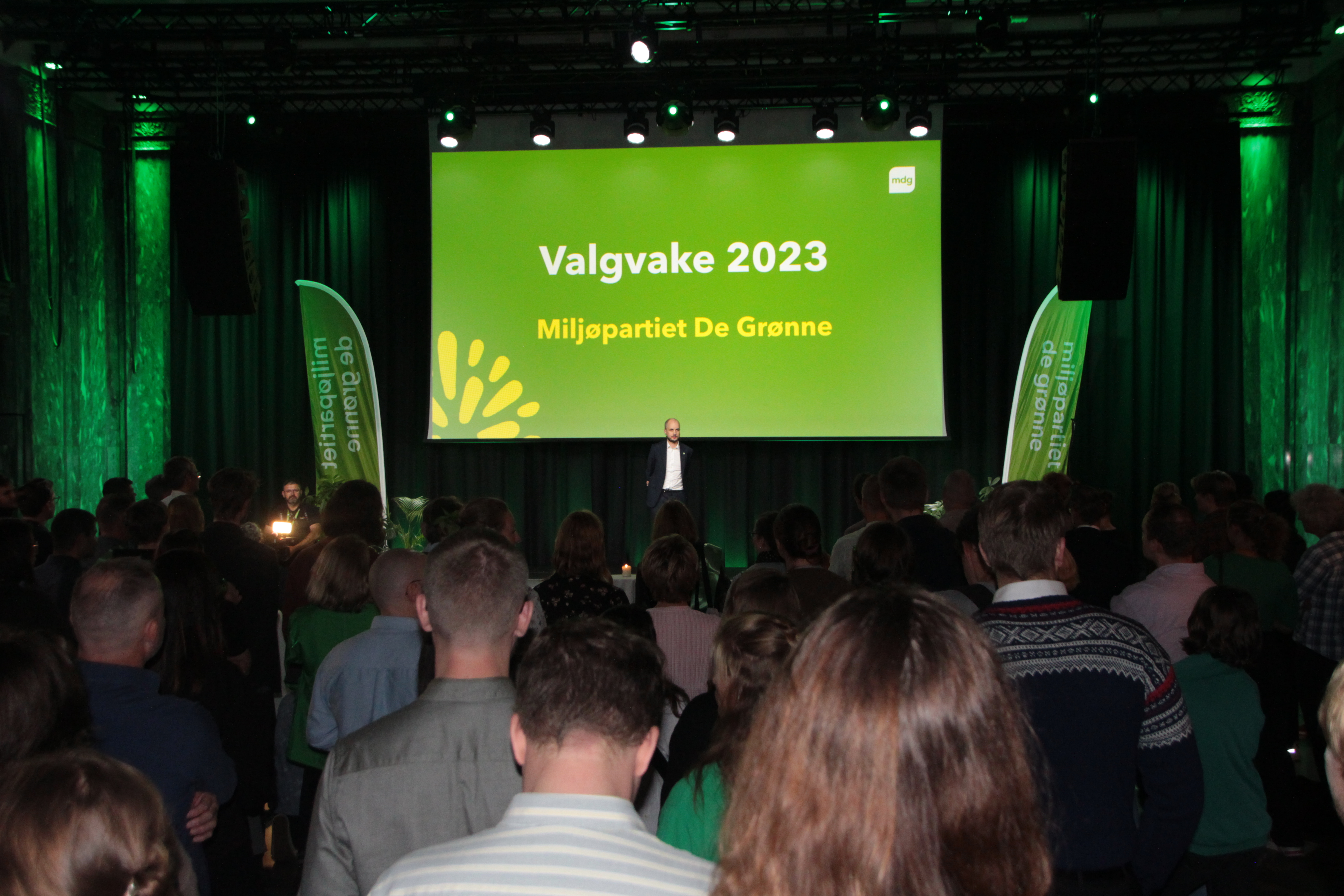 GOD STEMNING: Det var allerede tilnærmet fullt inne på MDGs valgvake over en time før de første resultatene er inne.