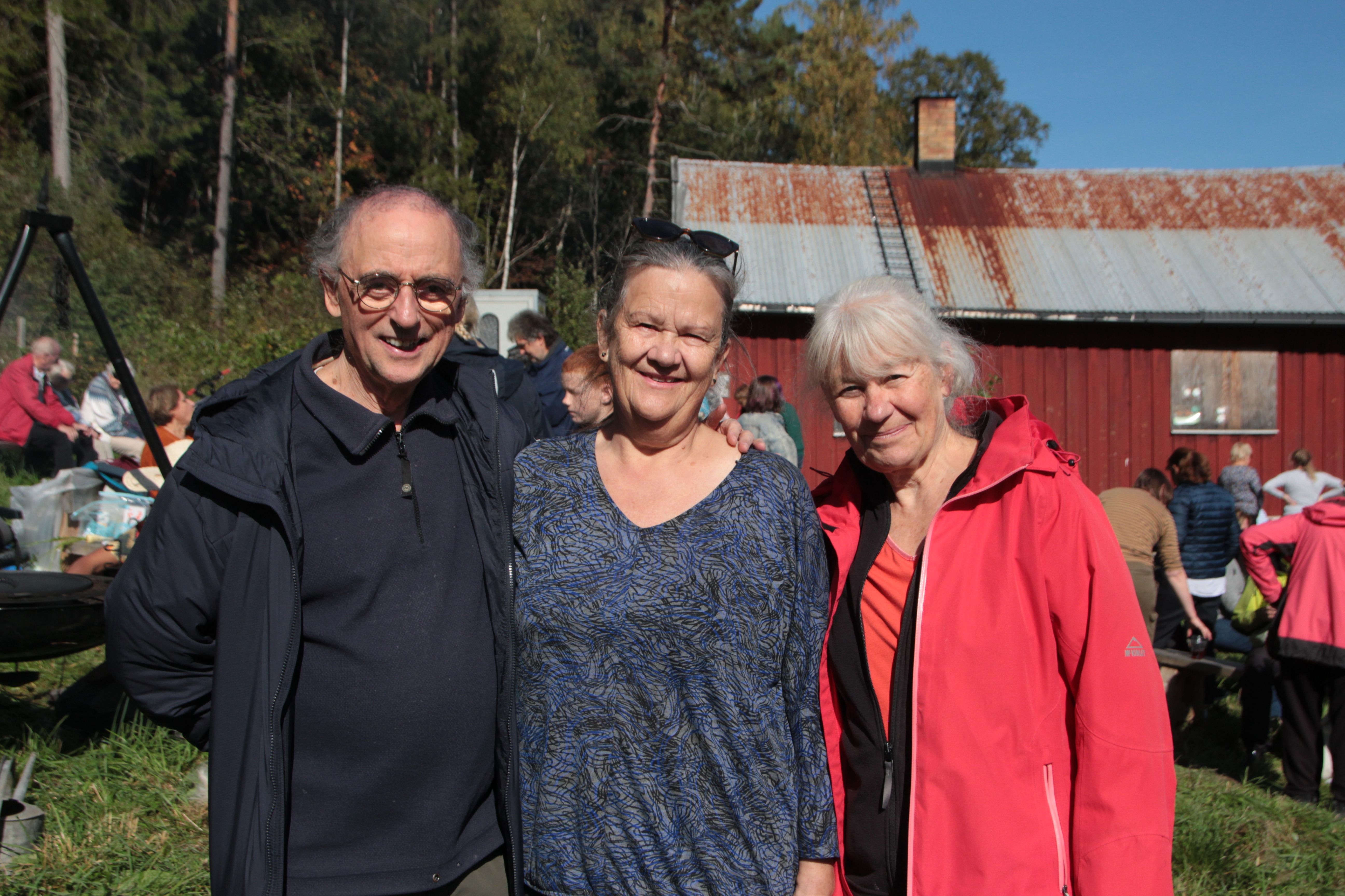 GRØNN GLEDE: Bjørn Engstrøm (f.v.), Anne Grete Orlien og Astrid Kjellevold har alle engasjert seg i Andelslandbruket Enga siden start. Å se hvor mange som møtte opp på åpen dag ga dem masse glede og motivasjon. 