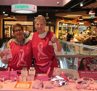 KOM INNOM: Karin Lona (t.v) og Lizzie Nilsen står klare for årets rosa sløyfe-aksjon på Grorud Senter. 
