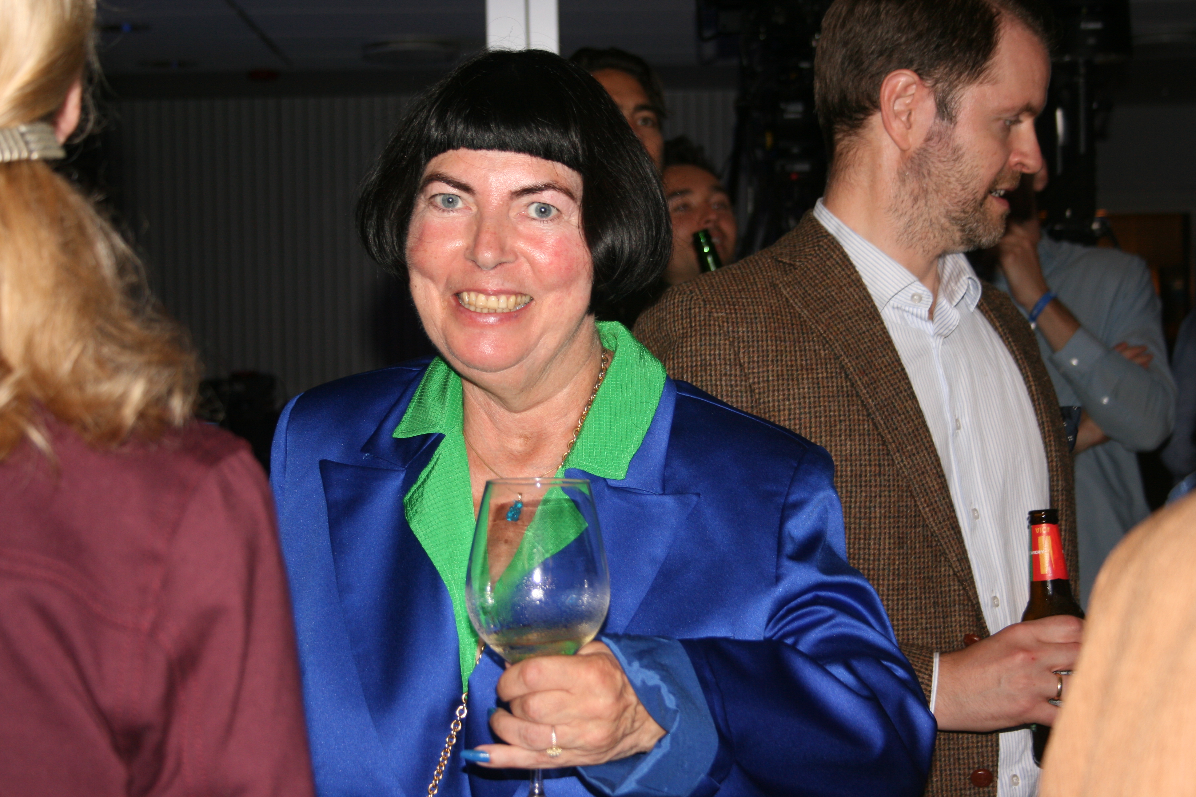 SPENT KOMITELEDER: Merete Agerbak-Jensen koser seg på Høyres valgvake.