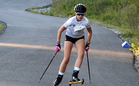 FINT DRIV: Amalie Moldestad (13) synes det er spesielt artig å være med i Oslo rulleskicup når det går på hennes egen hjemmebane i Lillomarka Arena.