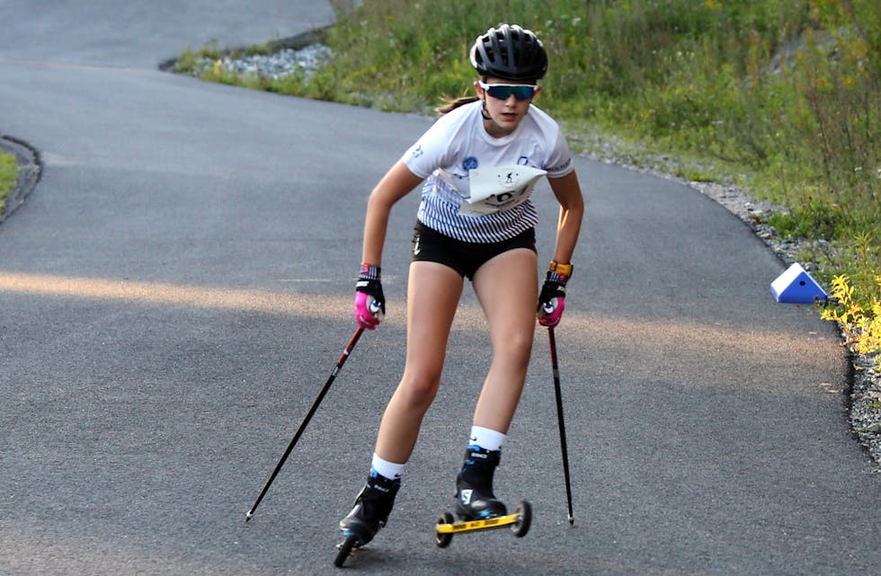 FINT DRIV: Amalie Moldestad (13) synes det er spesielt artig å være med i Oslo rulleskicup når det går på hennes egen hjemmebane i Lillomarka Arena.