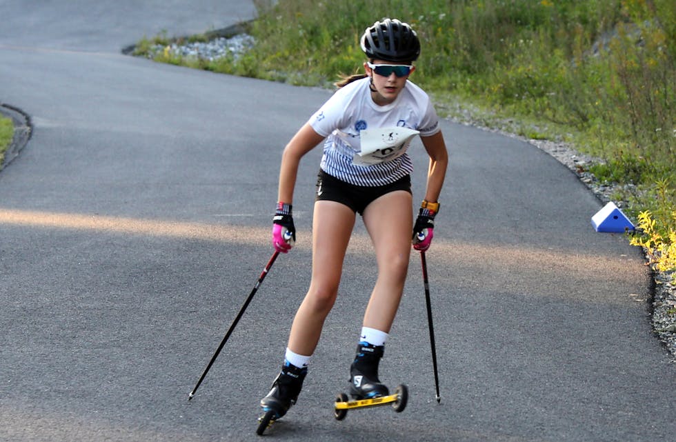 FINT DRIV: Amalie Moldestad (13) synes det er spesielt artig å være med i Oslo rulleskicup når det går på hennes egen hjemmebane i Lillomarka Arena.