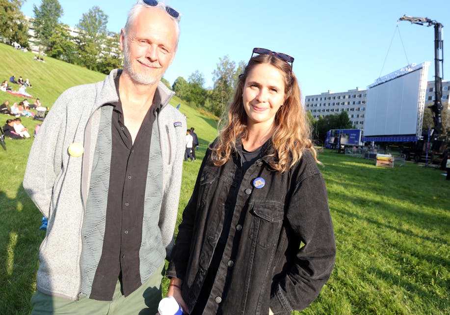 FORNØYD DUO: Filmprodusentene Yngve Sæther og Ingvil Berger syntes det var fantastisk å få presentert filmen Hør Her`a utendørs på Haugenstua.
