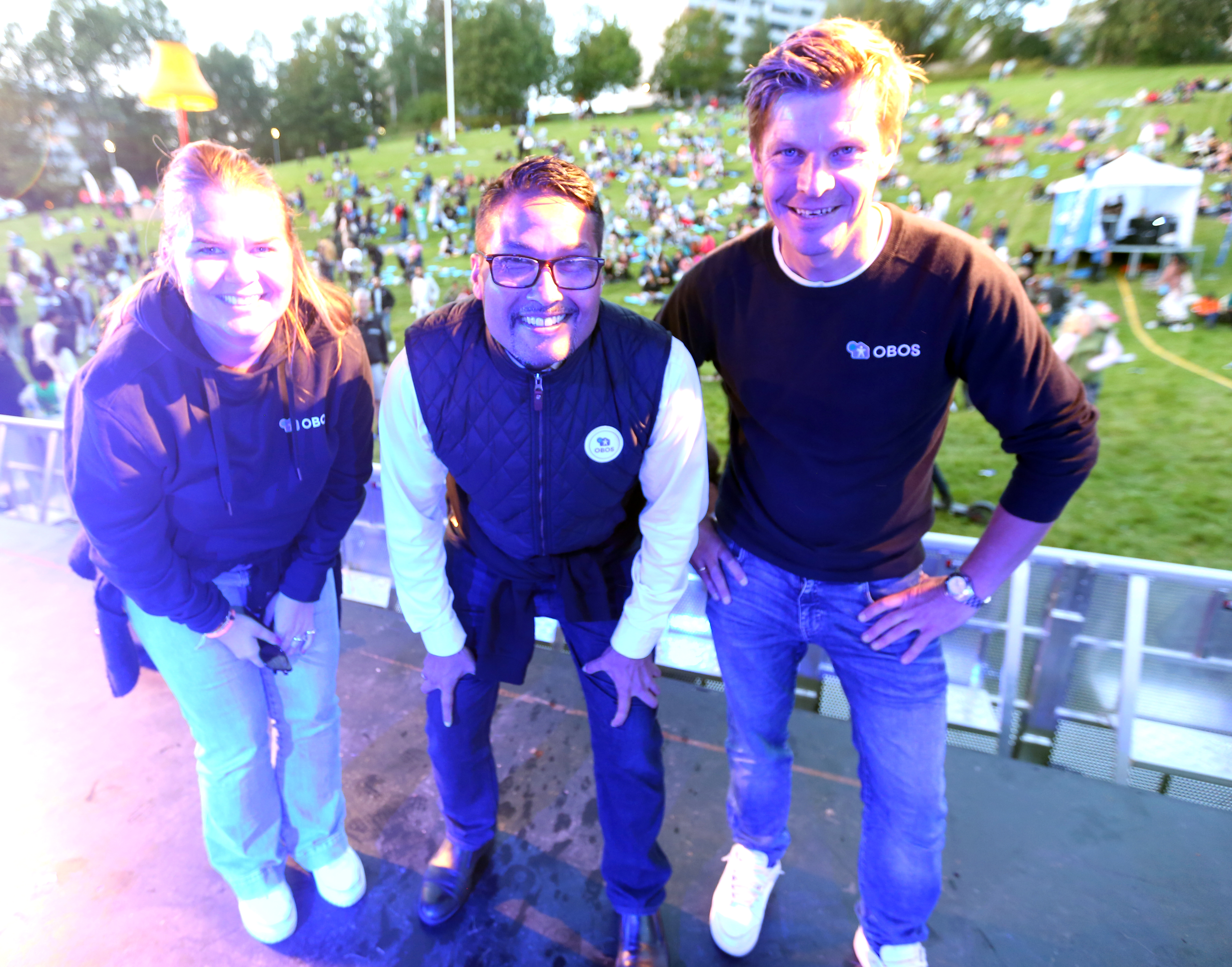 FORNØYD TRIO: Medieansvarlig Anne Hiorth (f. v), konsernsjef Daniel Kjørberg Siraj og sponsorsjef Rasmus Aarflot i OBOS gledet seg over det store oppmøtet på Haugenstua.