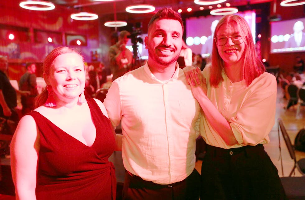 TAPRE SMIL: Flertallet ble borgerlig, nå forbereder Mari Rise Knutsen og Siavash Mobasheri seg til å sette et rødt søkelys på Høyres byrådspolitikk. Marie Sneve Martinussen (t.h.) forberedte seg på dette tidspunktet til partilederdebatt på Stortinget ved midnatt.