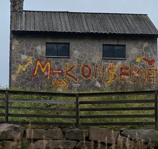 SKJERPINGS: Driftshuset på Steinbruvann kan da umulig være riktig lerret for denne grafittien. 