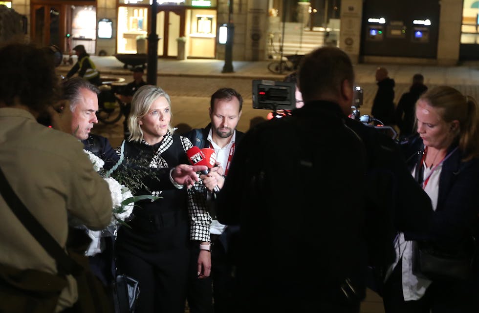 PÅ OFFENSIVEN: Partileder Sylvi Listhaug på vei til Stortinget midnatt på valgkvelden. 