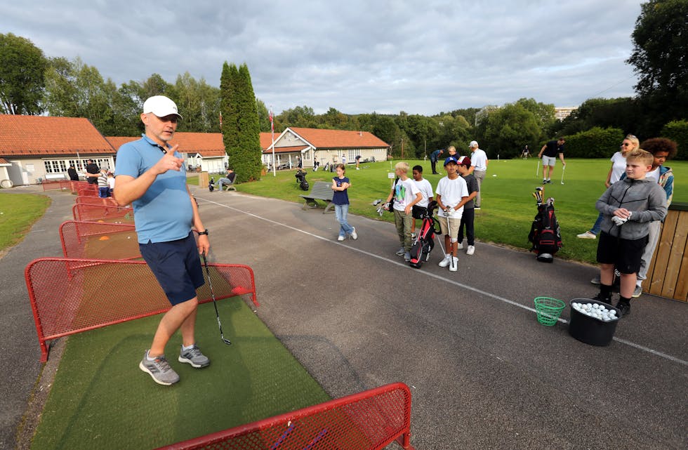 VIKTIG DEL: Noe av det første de unge golfspillerne får opplæring i er sikkerheten på golfbanen og drivingrangen. 