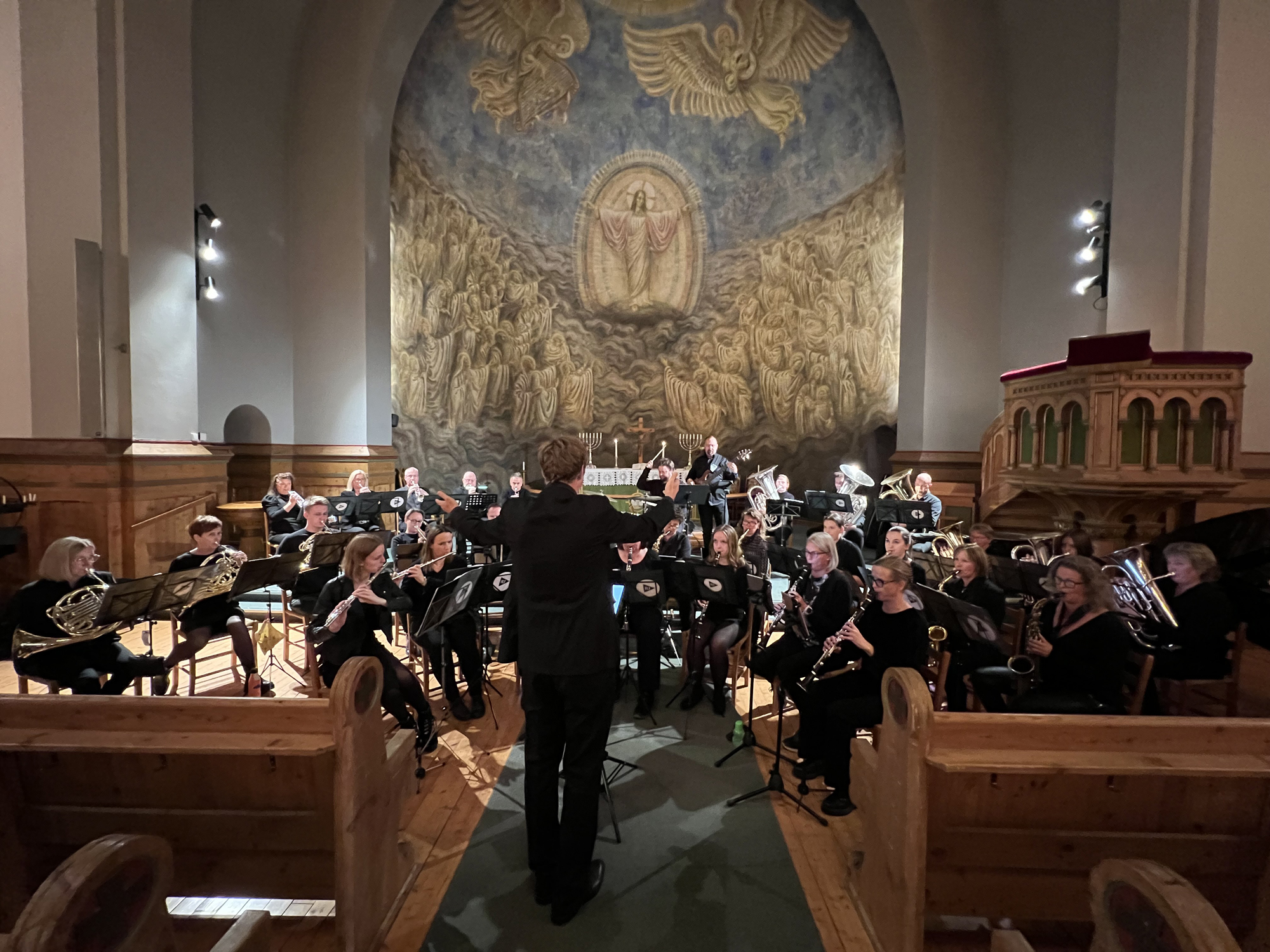 STEMNINGSFULLT: Akkurat det er faktisk garantert hver eneste gang det arrangeres Kulturnatt i Grorud kirke. 