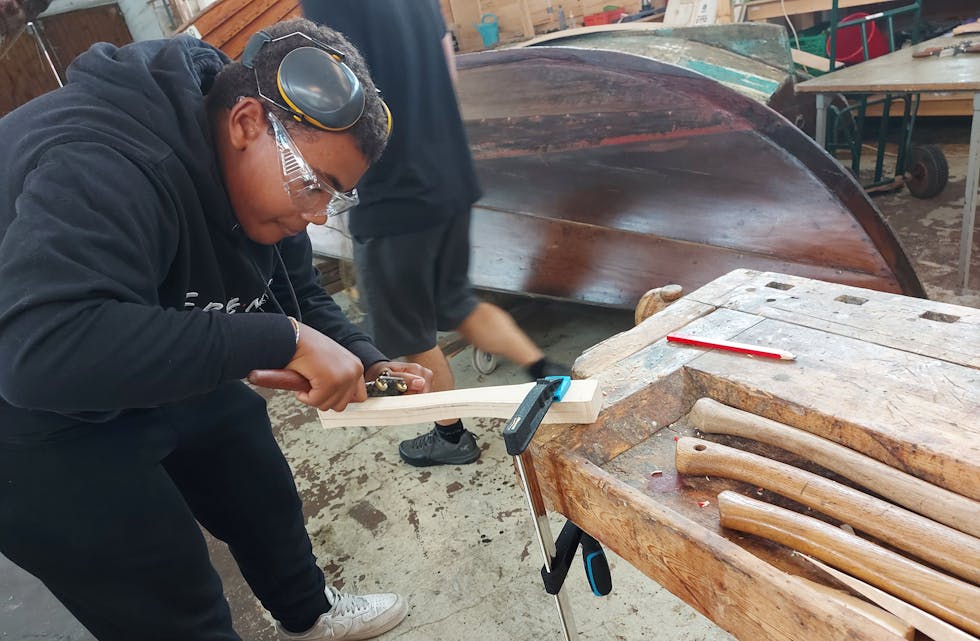 I GANG: Elevene lager skaft til øks.