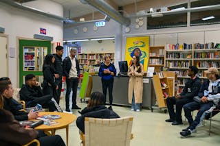 LÆRINGSTUR: Bibliotekaren i Fryshuset forteller om sine erfaringer med skolen og hvordan forebyggingen fungerer på skolen/fritidsklubben.