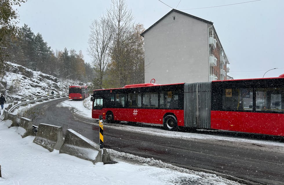TRØBLETE BAKKE: Bakken opp til Tonsenhagen er kjent for å skape problemer vinterstid. Her fra oktober, da en buss kjørte seg fast i bakken.