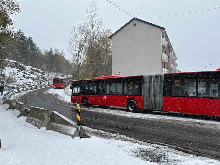 TRØBLETE BAKKE: Bakken opp til Tonsenhagen er kjent for å skape problemer vinterstid. Her fra oktober, da en buss kjørte seg fast i bakken.