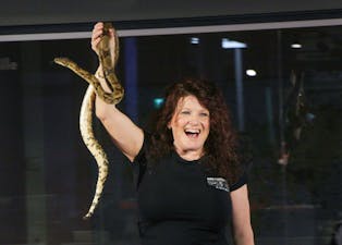 SLANGER: Anja Meinike Dørre fra Oslo Reptilpark er tilbake på Fubiak for å vise frem små og store dyr. Men det var slangene som publikum syntes var mest spennende. 