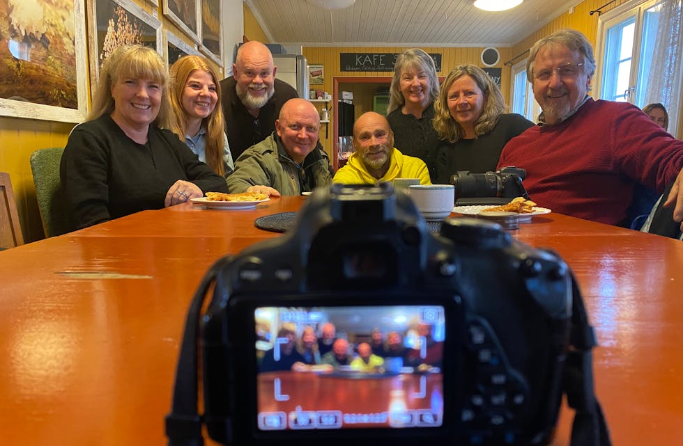 INVITERER TIL UTSTILLING: Steinbruddet Fotoklubb arrangerer fotoutstilling på Kafé Steinbra i november. Her med blide og spente medlemmer. 