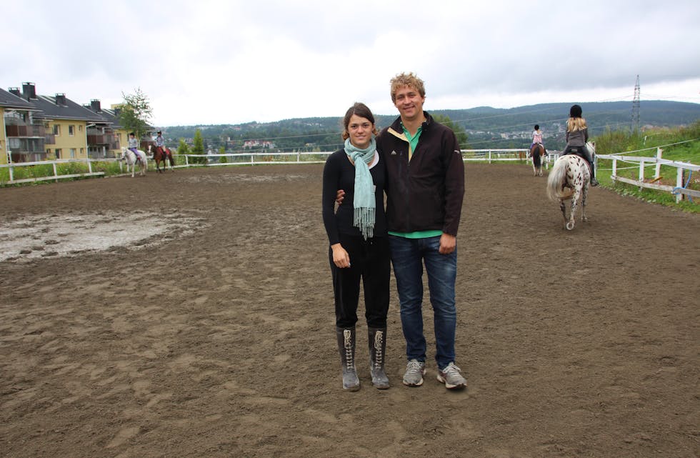 TAKKER AV: Ida Paulsen Baugerød (t.v.) og Stian Syversen har drevet rideskole på Nordtvet gård i over ni år. Det har vært et blodslit, og nå velger de å gi seg.