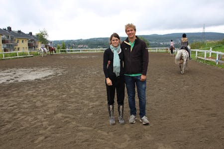 TAKKER AV: Ida Paulsen Baugerød (t.v.) og Stian Syversen har drevet rideskole på Nordtvet gård i over ni år. Det har vært et blodslit, og nå velger de å gi seg.