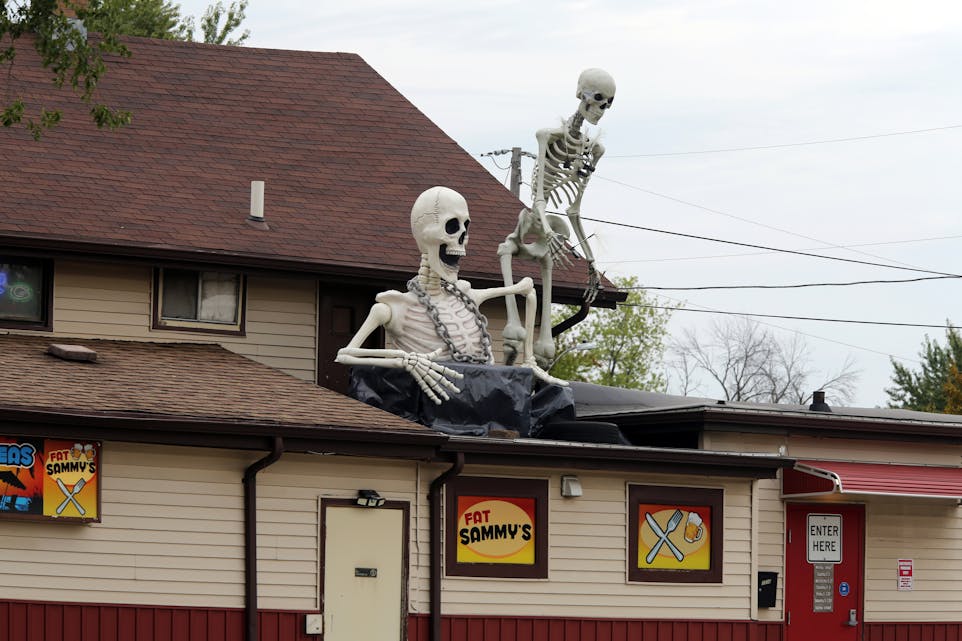 SKUMMELT SPISESTED: Driver du et spisested i Salem bør det være et skjelett eller to på taket.
