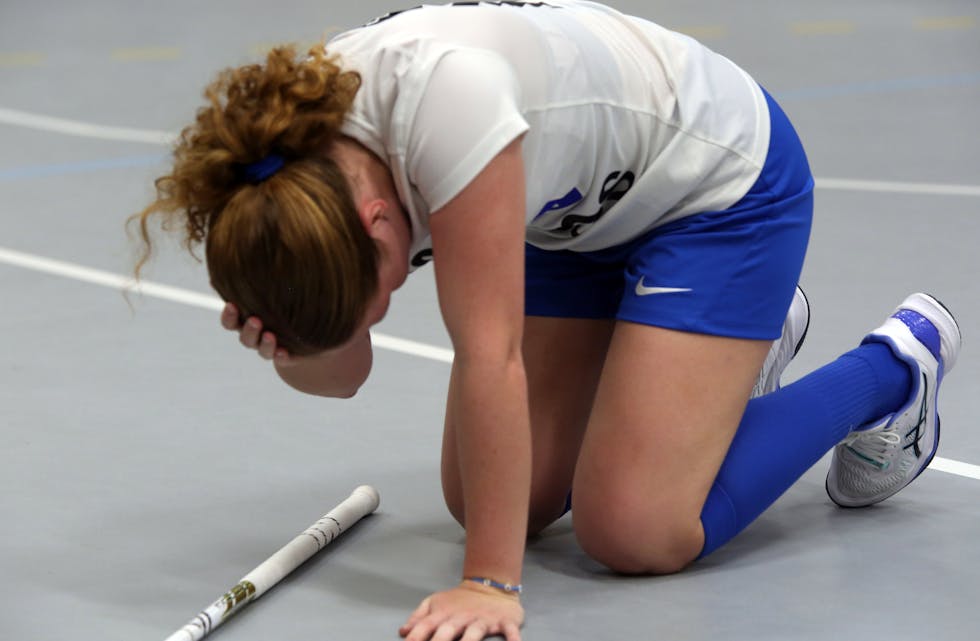 TØFF DAG: Grei gikk på en skikkelig smell borte mot Tunet, og Nicoline Marie Karlsen Olsen fikk en skikkelig albue i tinningen av Tunets kaptein Marie Wolf. Nicoline var imidlertid den av Greis spillere som får fullt godkjent for innsatsen - men det samme kan ikke sies om laget som helhet.