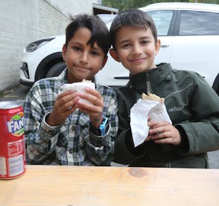 STORSPISENDE GUTTER: Mehmet (8) (t v) og Isak (8) med sin første Döner Kebab for dagen - for de hadde planer om å spise flere av dem!