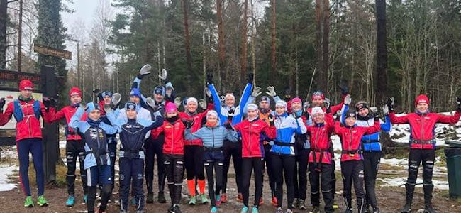 SKIJUBEL: 100.000 kroner går til Team GLA i bytte mot at det blir enda flere gode opplevelser for GLAs ungdommer (FOTO: Lillomarka skiklubb). 