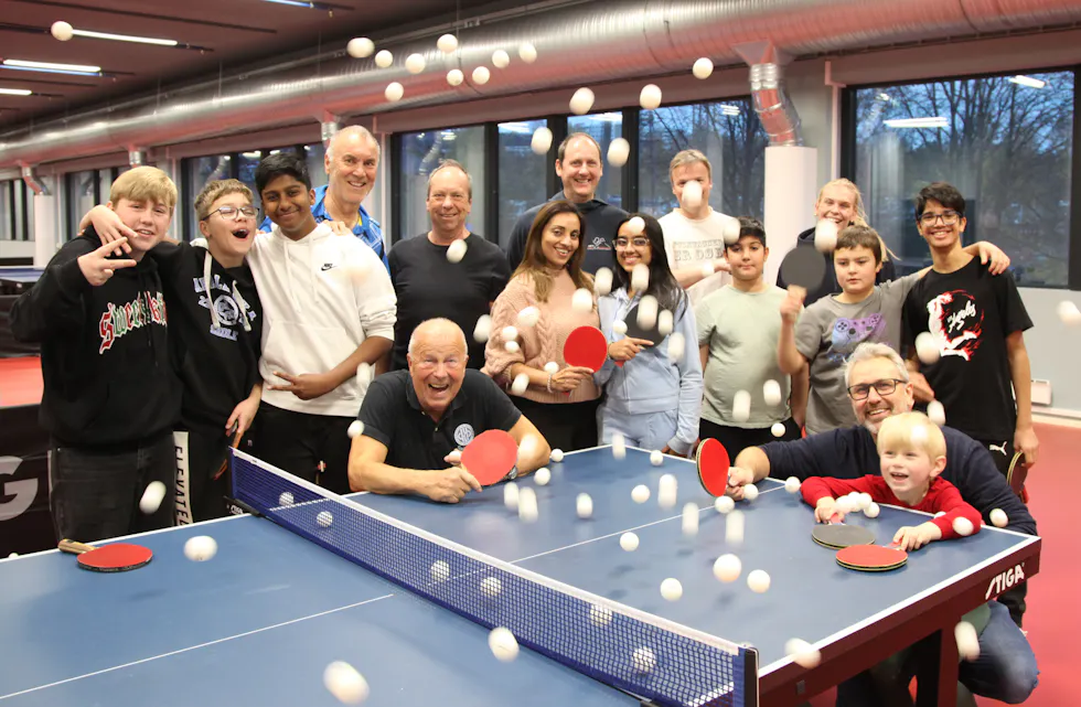 STARTET MED BORDTENNIS: Mange baller og god stemning da Høybråten og Stovner IL holdt sin aller første bordtennistrening.