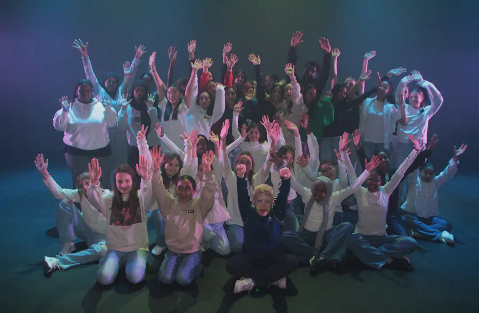 ILDSJELER: "Identitet Groruddalen" og Trosterudklubben har som mål å vise frem dalens ildsjeler, forbilder og tilbud, som mange barn og unge benytter seg av hver dag, med mange talenter med store mål og drømmer. 22 ungdommer og 16 barn er med i forestillingen SE OSS.