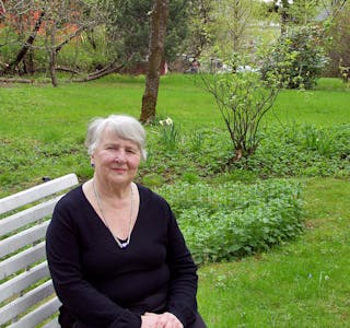 Guri Elisabeth 
Bramness fotografert av lokalavisen i sin flotte hage på Grorud i anledning hennes 80-årsdag. Det er ti år siden.