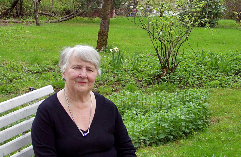 Guri Elisabeth 
Bramness fotografert av lokalavisen i sin flotte hage på Grorud i anledning hennes 80-årsdag. Det er ti år siden.