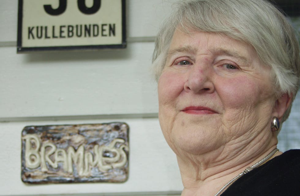 Guri Elisabeth Bramness foran nummerskiltet 58 Kullebunden på Grorud. Bildet ble tatt i forbindelse med hennes 80-årsdag i 2012.