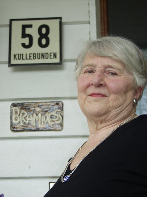 Guri Elisabeth Bramness foran nummerskiltet 58 Kullebunden på Grorud. Bildet ble tatt i forbindelse med hennes 80-årsdag i 2012.