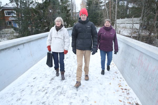 FRUSTRERTE BRUVANDRERE: Brunabo Oddbjørg Neseth (f v), formann i Stovner vel, Arild J. Lund og medlem av vellets miljøgruppe, Kari Synnøve Stordahl, synes de har vært tålmodige nok og mener at det er på tide at brua over Jorines vei blir skiftet ut - ikke minst fordi det har oppstått flere hull på gangveien og at brua faktisk har stått der "midlertidig i 50 år".