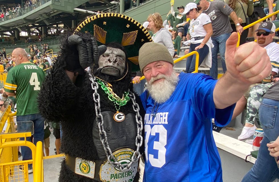 GODE VENNER: Det siste du forventer å treffe på en amerikansk fotballkamp er en gorilla med en meksikansk sombrero - only in America!