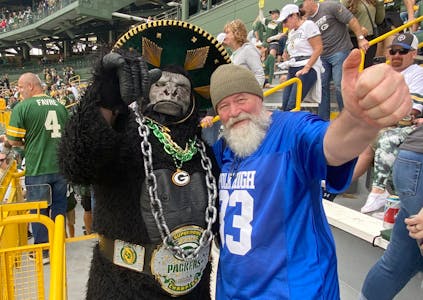 GODE VENNER: Det siste du forventer å treffe på en amerikansk fotballkamp er en gorilla med en meksikansk sombrero - only in America!