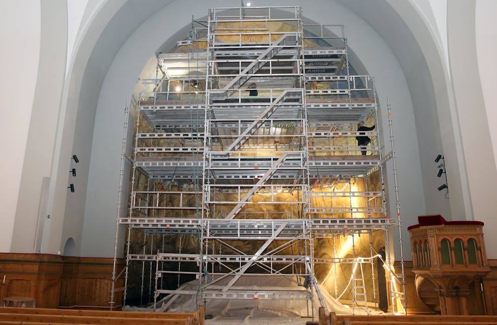 HØY ARBEIDSPLASS: Når Per Vigelands freskomaleri i Grorud kirke må pusses opp og restaureres, må man opp i høyden for å utføre arbeidet.