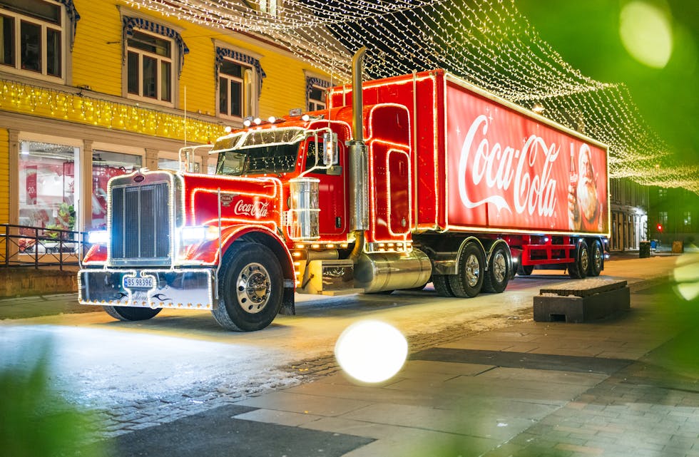 KOMMER TIL GRORUDDALEN: "Holidays are coming"-traileren skal på rundtur i Norge, her i Tromsø, og den kommer til «dalen». (FOTO: Coca Cola).