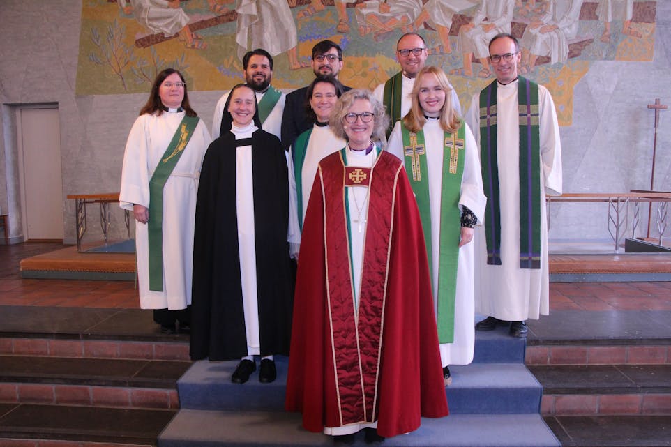 SØNDAG: Biskop Kari Veitebergs (fremst) visitas i Tonsen menighet er over. Søndag ble den avsluttet med blant annet gudstjeneste. 