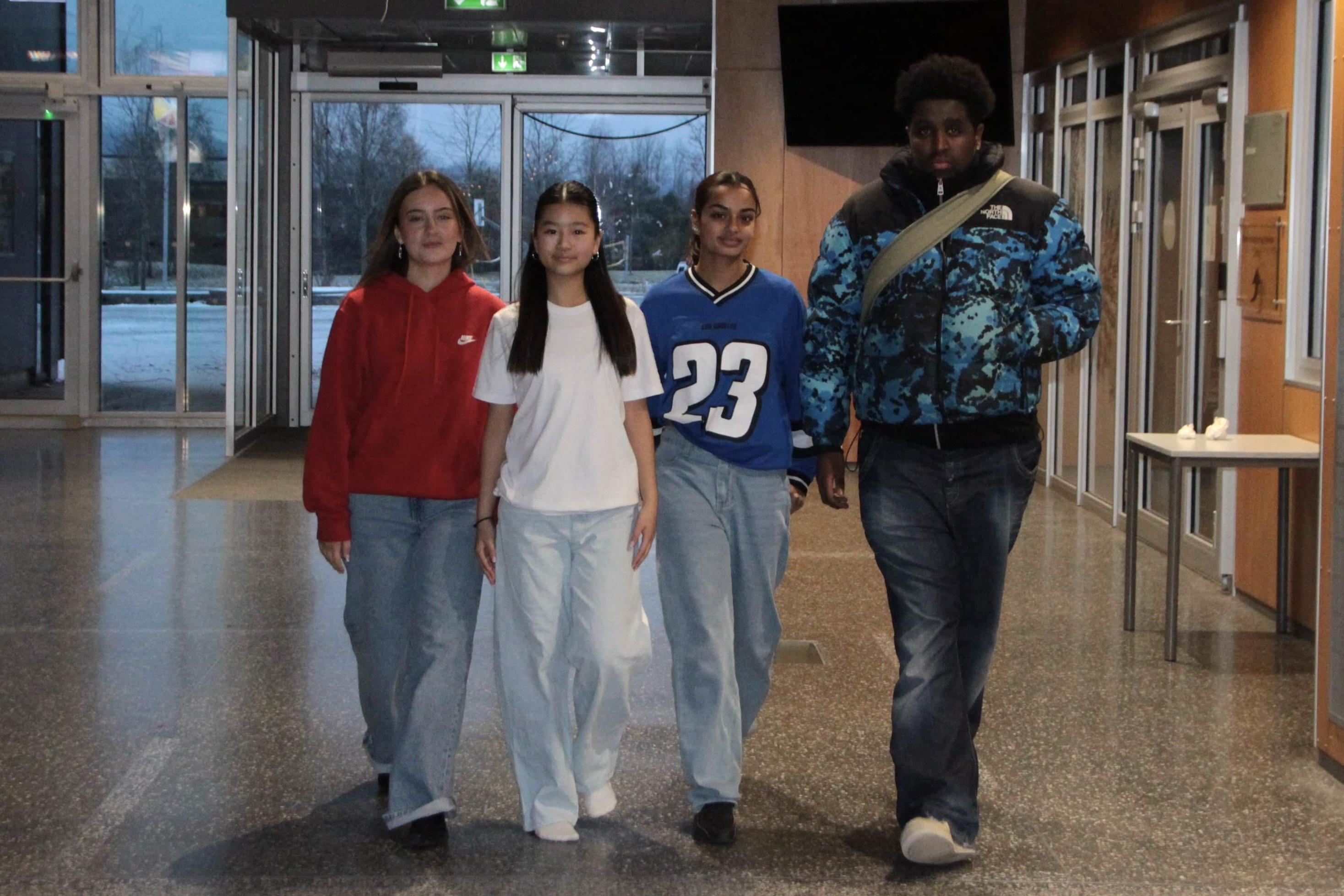 SE OSS: (f.v) Jonila Jakupi (16), Catlin Nguyen (15), Selma Salim Refique (16) og Daniel Fanuel Ogbamichael (16) er lei av stereotypier for Groruddalens ungdom. Nå skal de vise frem de talentfulle danserne, skuespillerne og sangere hjemmet deres har å by på. 