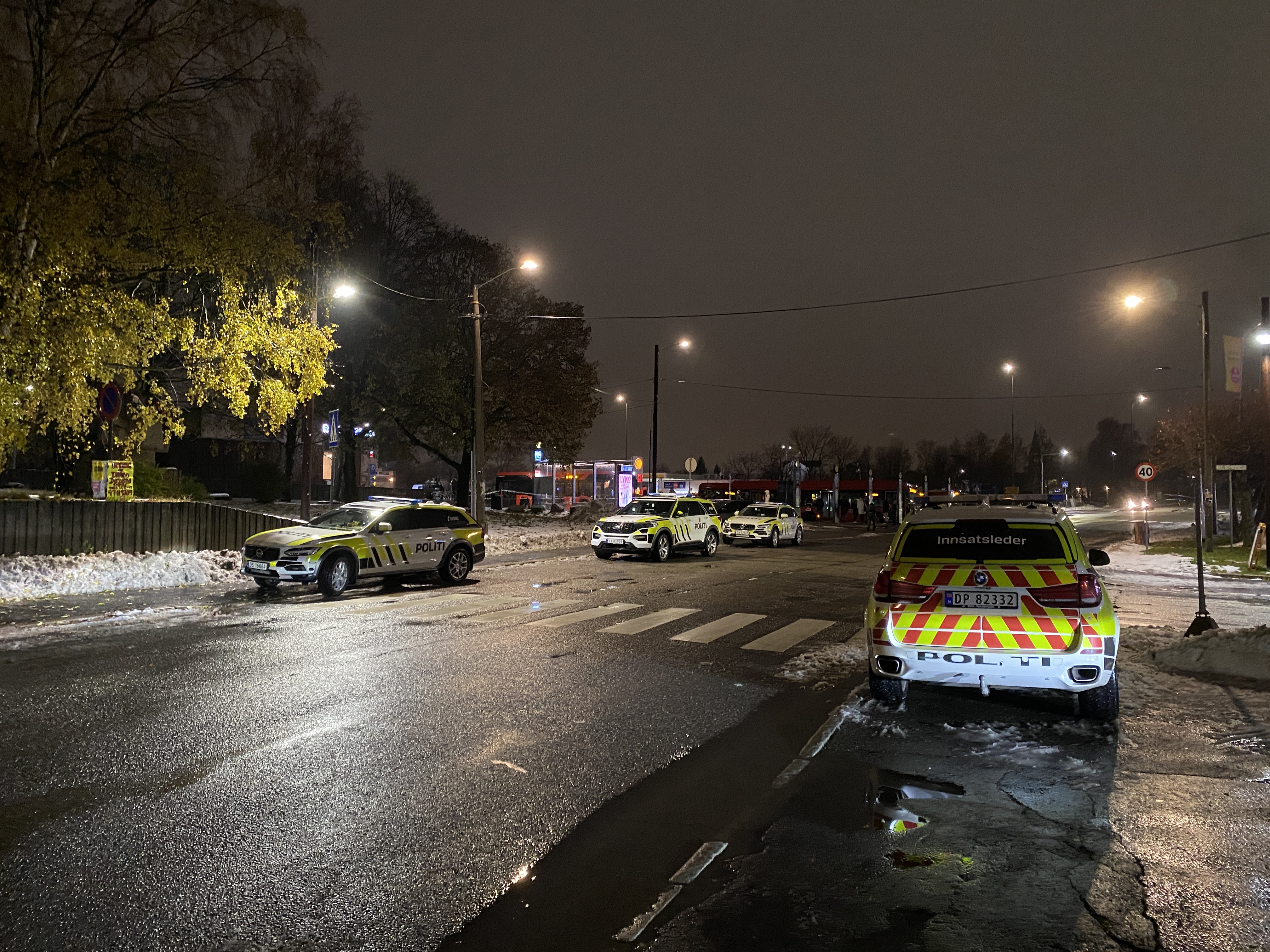 En tenåring ble funnet med stikkskader ved Grorud busstasjon fredag kveld.