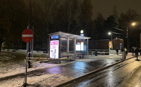 En tenåring ble funnet med stikkskader ved Grorud busstasjon fredag kveld.