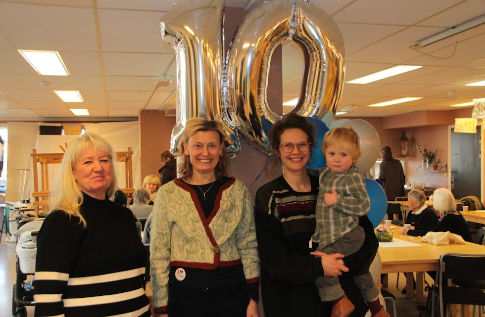 10 ÅR: Årets åpent hus brukes til å feire 10 år på Veitvet. Lærerene hos MAS Rigmor Grue , Merethe Finsnes, Kirsti Willemse og sønnen Eldar (2) gleder seg til ti nye år. 