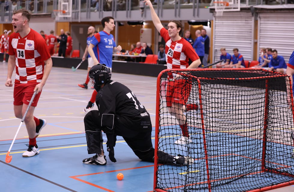 KNEPEN SEIER: Marcus Maagerud Solberg (t.v), Jesper Pedersen og Sveiva måtte kjempe hardt for poengene. Dette er et arkivbilde fra en tidligere kamp (Foto: Tom Evensen).