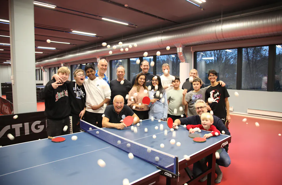 STARTET MED BORDTENNIS: Mange baller og god stemning da Høybråten og Stovner IL holdt sin aller første bordtennistrening.
